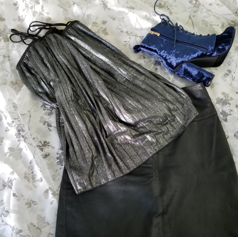 CANDIE'S 💋 Accordion pleated silver & black top